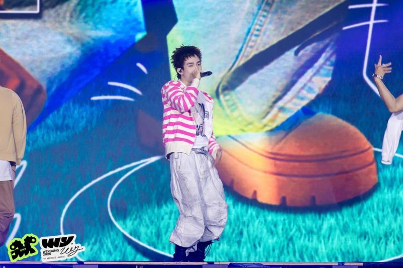 Bùng nổ sân khấu WeYoung 2025 với loạt trend hot nhất TikTok: Jaysonlei ghi điểm, nhạc cứ lên là “quẩy”- Ảnh 4.