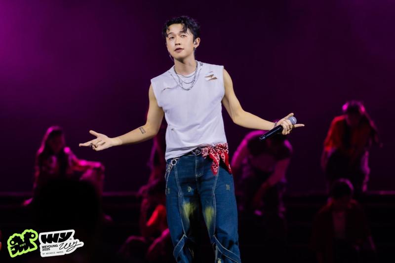 Bùng nổ sân khấu WeYoung 2025 với loạt trend hot nhất TikTok: Jaysonlei ghi điểm, nhạc cứ lên là “quẩy”- Ảnh 3.