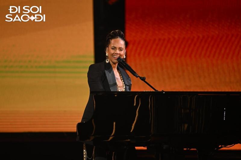 Alicia Keys đẹp xuất sắc khi trình diễn tại VinFuture 2025, cất giọng hát “mê hoặc” khiến cả hội trường lặng đi- Ảnh 7. Alicia Keys đẹp xuất sắc khi trình diễn tại VinFuture 2025, cất giọng hát “mê hoặc” khiến cả hội trường lặng đi- Ảnh 7.