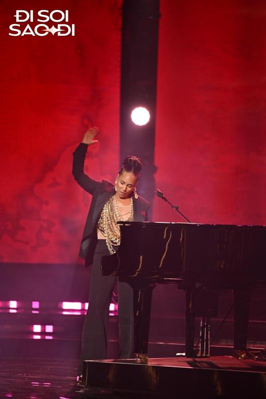 Alicia Keys đẹp xuất sắc khi trình diễn tại VinFuture 2025, cất giọng hát “mê hoặc” khiến cả hội trường lặng đi- Ảnh 5. Alicia Keys đẹp xuất sắc khi trình diễn tại VinFuture 2025, cất giọng hát “mê hoặc” khiến cả hội trường lặng đi- Ảnh 5.
