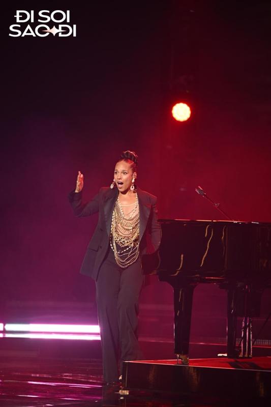 Alicia Keys đẹp xuất sắc khi trình diễn tại VinFuture 2025, cất giọng hát “mê hoặc” khiến cả hội trường lặng đi- Ảnh 4. Alicia Keys đẹp xuất sắc khi trình diễn tại VinFuture 2025, cất giọng hát “mê hoặc” khiến cả hội trường lặng đi- Ảnh 4.