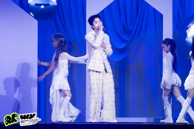 GDUCKY - GiGi Hương Giang - Vương Bình mang thanh xuân trở lại tại WeYoung 2025, cất giọng ngọt muốn xỉu!- Ảnh 5. GDUCKY - GiGi Hương Giang - Vương Bình mang thanh xuân trở lại tại WeYoung 2025, cất giọng ngọt muốn xỉu!- Ảnh 5.