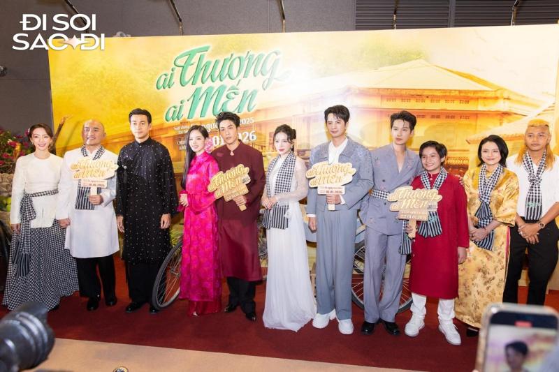 Thảm đỏ HOT nhất hôm nay: Hoà Minzy - Tóc Tiên đẹp sang hết nấc, Trấn Thành đập tan nghi vấn cạch mặt Thu Trang- Ảnh 1.