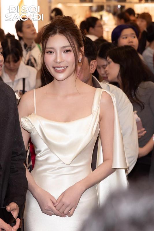Thảm đỏ HOT nhất hôm nay: Lan Ngọc - ISAAC đẹp phát sáng, 1 cặp sao Việt hôn nhau trước hàng trăm người- Ảnh 13.