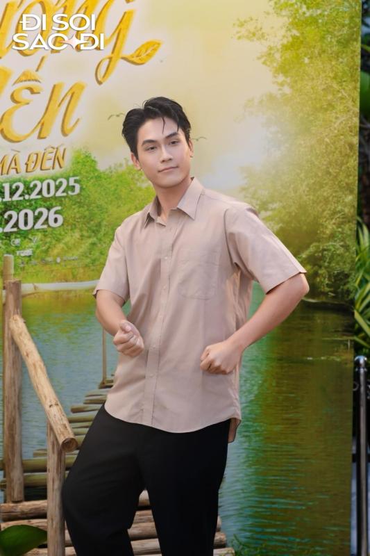 Cõi mạng phát điên vì anh lái đò đẹp nhất Việt Nam: Visual thần thánh nét căng, đứng ở đâu spotlight ở đó- Ảnh 1.