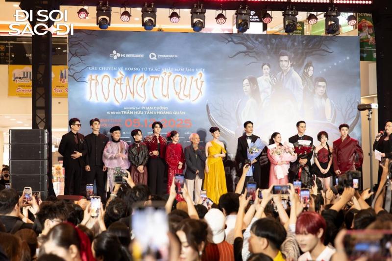 Thảm đỏ HOT nhất hôm nay: Lan Ngọc - ISAAC đẹp phát sáng, 1 cặp sao Việt hôn nhau trước hàng trăm người- Ảnh 1.