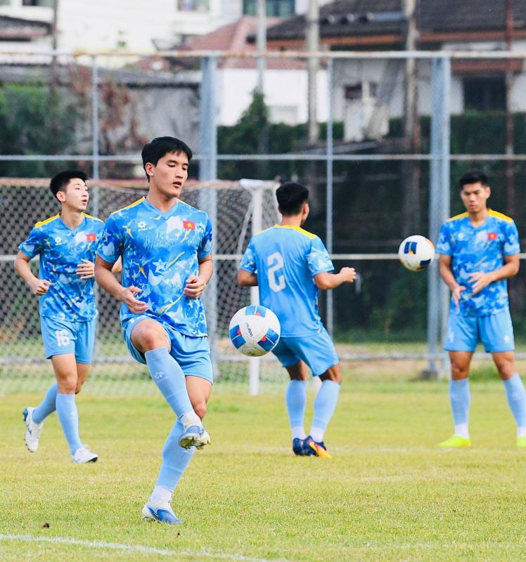Dàn trai đẹp U22 Việt Nam tươi rói trên sân tập, thu hút gái xinh Thái Lan chăm chú theo dõi- Ảnh 19.