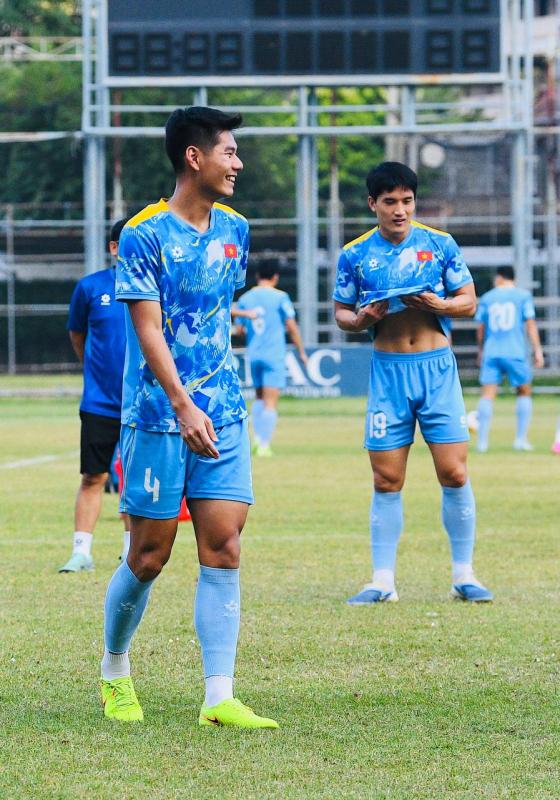 Dàn trai đẹp U22 Việt Nam tươi rói trên sân tập, thu hút gái xinh Thái Lan chăm chú theo dõi- Ảnh 17.