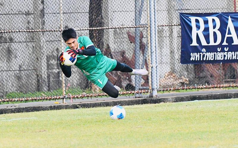 Dàn trai đẹp U22 Việt Nam tươi rói trên sân tập, thu hút gái xinh Thái Lan chăm chú theo dõi- Ảnh 8.