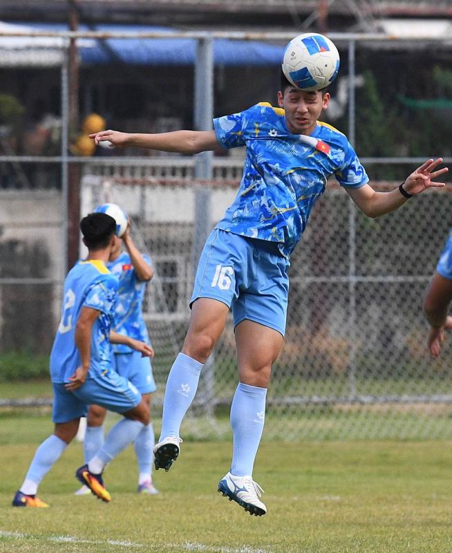 Dàn trai đẹp U22 Việt Nam tươi rói trên sân tập, thu hút gái xinh Thái Lan chăm chú theo dõi- Ảnh 18.