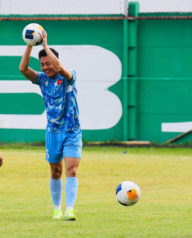 Dàn trai đẹp U22 Việt Nam tươi rói trên sân tập, thu hút gái xinh Thái Lan chăm chú theo dõi- Ảnh 12.