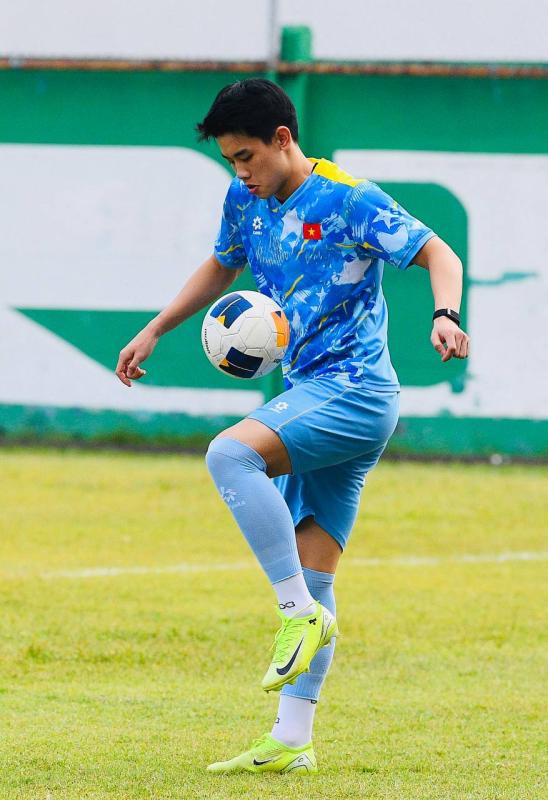 Dàn trai đẹp U22 Việt Nam tươi rói trên sân tập, thu hút gái xinh Thái Lan chăm chú theo dõi- Ảnh 13.