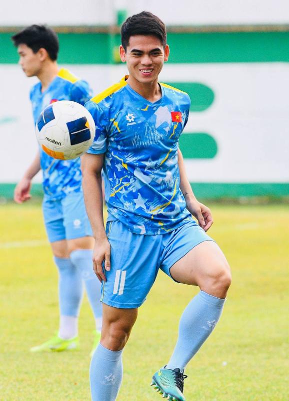 Dàn trai đẹp U22 Việt Nam tươi rói trên sân tập, thu hút gái xinh Thái Lan chăm chú theo dõi- Ảnh 14.