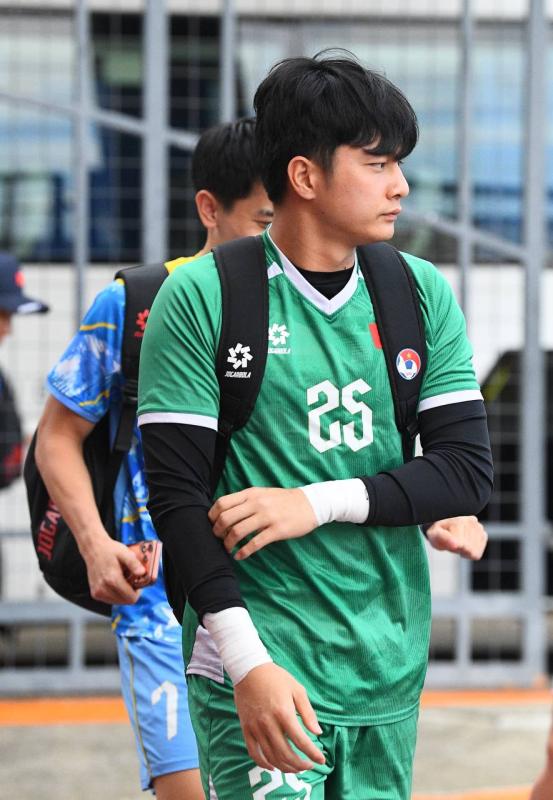 Dàn trai đẹp U22 Việt Nam tươi rói trên sân tập, thu hút gái xinh Thái Lan chăm chú theo dõi- Ảnh 5.