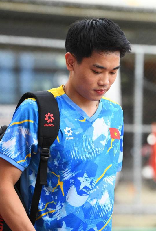 Dàn trai đẹp U22 Việt Nam tươi rói trên sân tập, thu hút gái xinh Thái Lan chăm chú theo dõi- Ảnh 1.