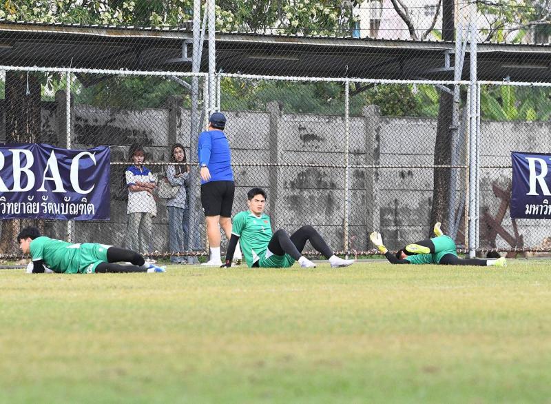 Dàn trai đẹp U22 Việt Nam tươi rói trên sân tập, thu hút gái xinh Thái Lan chăm chú theo dõi- Ảnh 7.