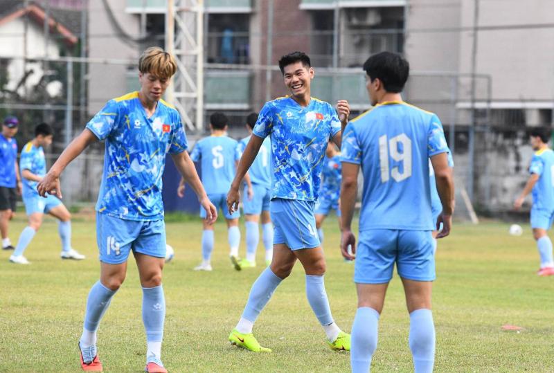 Dàn trai đẹp U22 Việt Nam tươi rói trên sân tập, thu hút gái xinh Thái Lan chăm chú theo dõi- Ảnh 20.