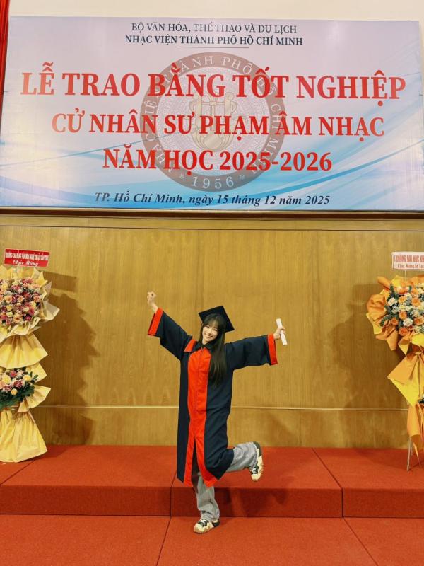 Nữ ca sĩ vừa tốt nghiệp Nhạc viện hạng giỏi: 41 tuổi trẻ xinh như đôi mươi, hát bài nào hot bài đó- Ảnh 1.