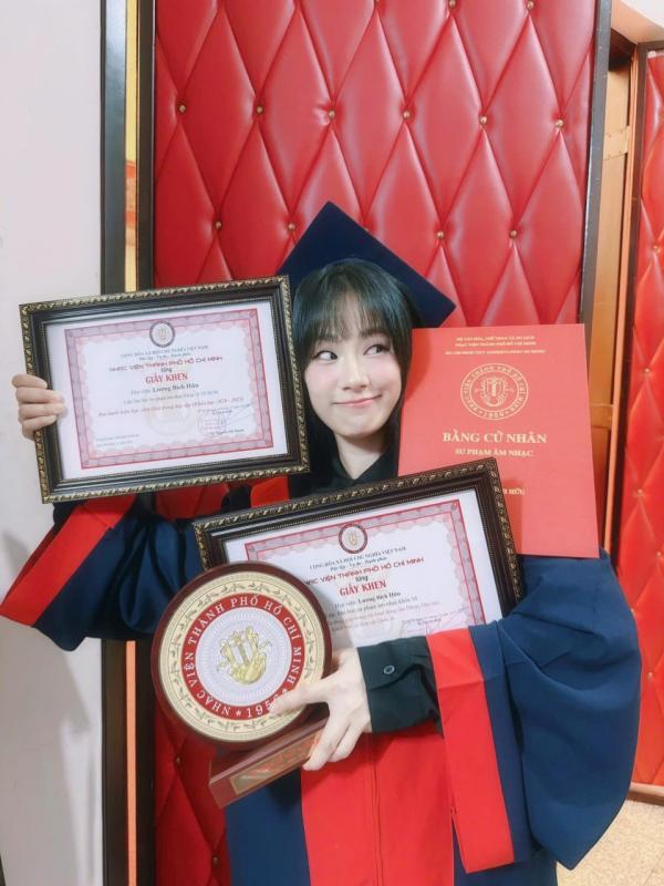 Nữ ca sĩ vừa tốt nghiệp Nhạc viện hạng giỏi: 41 tuổi trẻ xinh như đôi mươi, hát bài nào hot bài đó- Ảnh 2.