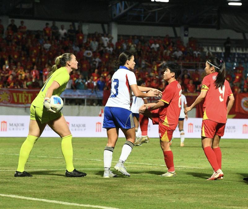 Xô xát: Thủ môn Philippines lao vào đẩy cầu thủ Việt Nam, trận chung kết SEA Games "căng như dây đàn"- Ảnh 6. Xô xát: Thủ môn Philippines lao vào đẩy cầu thủ Việt Nam, trận chung kết SEA Games "căng như dây đàn"- Ảnh 6.