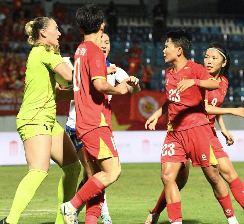 Xô xát: Thủ môn Philippines lao vào đẩy cầu thủ Việt Nam, trận chung kết SEA Games "căng như dây đàn"- Ảnh 4. Xô xát: Thủ môn Philippines lao vào đẩy cầu thủ Việt Nam, trận chung kết SEA Games "căng như dây đàn"- Ảnh 4.