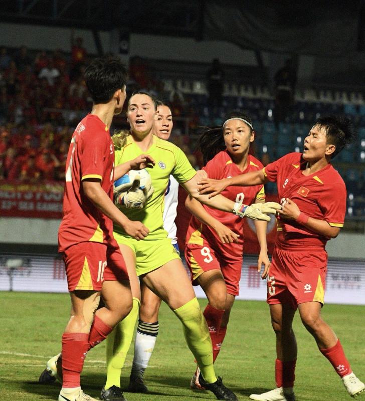 Xô xát: Thủ môn Philippines lao vào đẩy cầu thủ Việt Nam, trận chung kết SEA Games "căng như dây đàn"- Ảnh 5. Xô xát: Thủ môn Philippines lao vào đẩy cầu thủ Việt Nam, trận chung kết SEA Games "căng như dây đàn"- Ảnh 5.