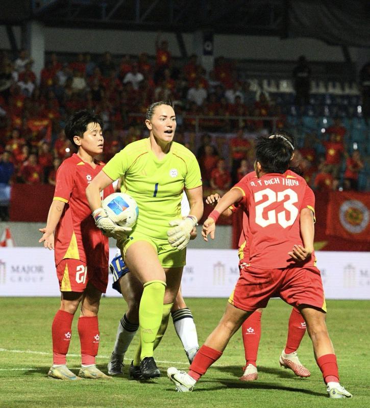 Xô xát: Thủ môn Philippines lao vào đẩy cầu thủ Việt Nam, trận chung kết SEA Games "căng như dây đàn"- Ảnh 2. Xô xát: Thủ môn Philippines lao vào đẩy cầu thủ Việt Nam, trận chung kết SEA Games "căng như dây đàn"- Ảnh 2.
