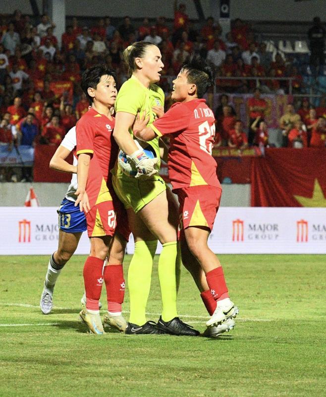 Xô xát: Thủ môn Philippines lao vào đẩy cầu thủ Việt Nam, trận chung kết SEA Games "căng như dây đàn"- Ảnh 3. Xô xát: Thủ môn Philippines lao vào đẩy cầu thủ Việt Nam, trận chung kết SEA Games "căng như dây đàn"- Ảnh 3.