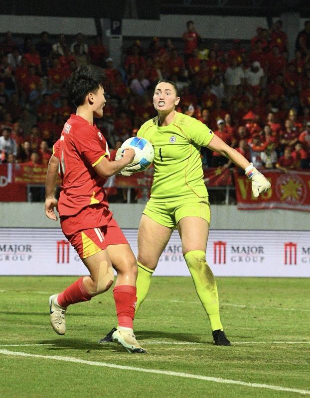 Xô xát: Thủ môn Philippines lao vào đẩy cầu thủ Việt Nam, trận chung kết SEA Games "căng như dây đàn"- Ảnh 1. Xô xát: Thủ môn Philippines lao vào đẩy cầu thủ Việt Nam, trận chung kết SEA Games "căng như dây đàn"- Ảnh 1.
