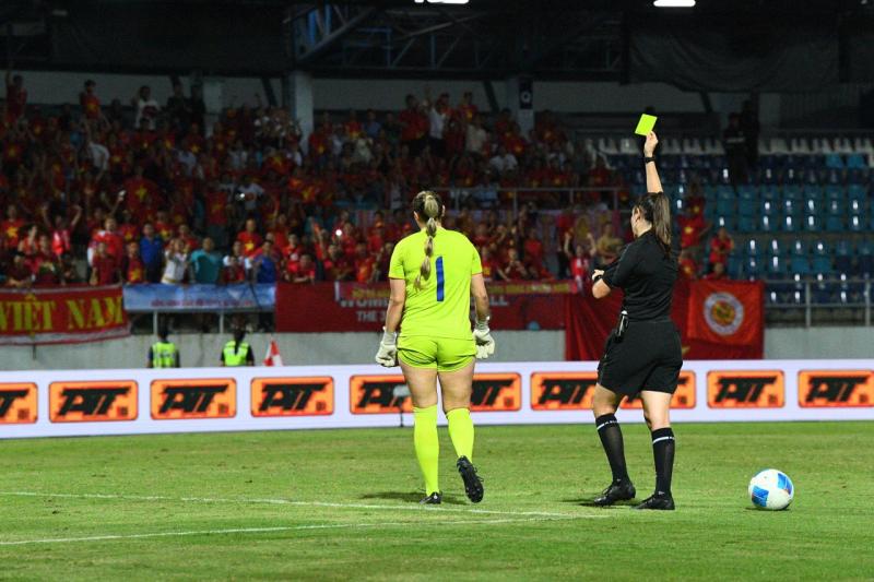 Xô xát: Thủ môn Philippines lao vào đẩy cầu thủ Việt Nam, trận chung kết SEA Games "căng như dây đàn"- Ảnh 8. Xô xát: Thủ môn Philippines lao vào đẩy cầu thủ Việt Nam, trận chung kết SEA Games "căng như dây đàn"- Ảnh 8.