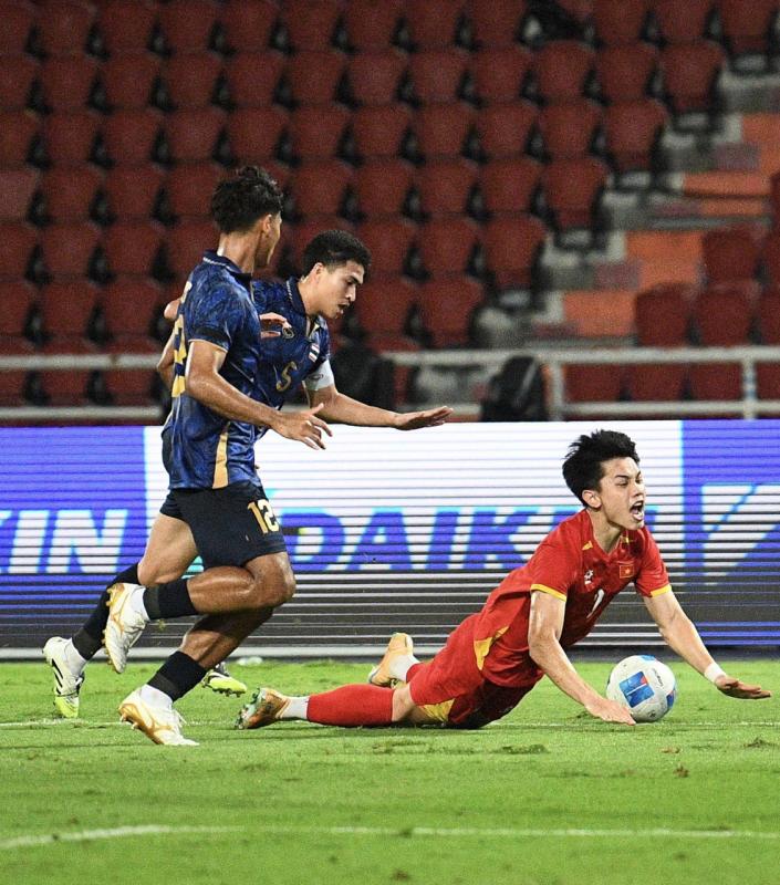 Bùng nổ cảm xúc SEA Games, ngắm trọn khoảnh khắc U22 Việt Nam thi đấu cực kiên cường trước Thái Lan- Ảnh 2.