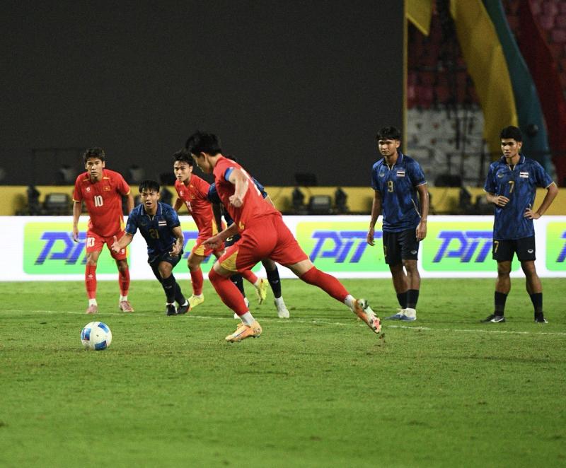 Bùng nổ cảm xúc SEA Games, ngắm trọn khoảnh khắc U22 Việt Nam thi đấu cực kiên cường trước Thái Lan- Ảnh 6.