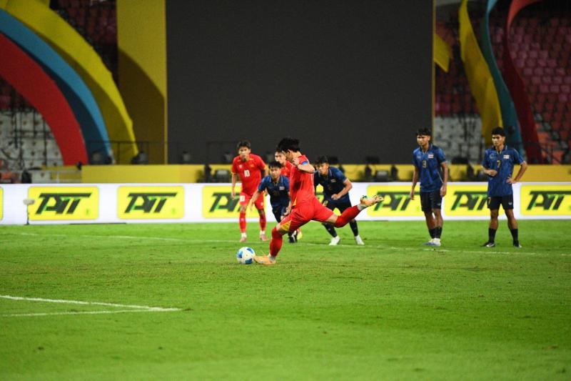 Bùng nổ cảm xúc SEA Games, ngắm trọn khoảnh khắc U22 Việt Nam thi đấu cực kiên cường trước Thái Lan- Ảnh 5.