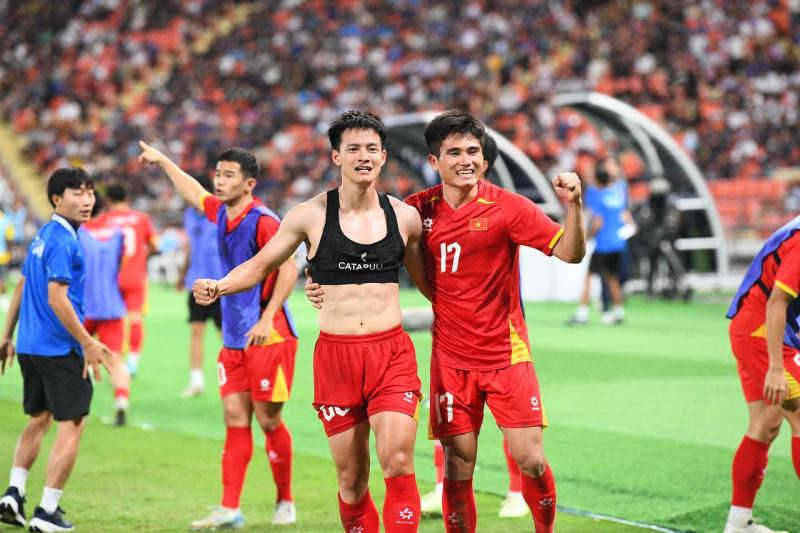 Sự thật về chiếc “crop top đen” giúp Thanh Nhàn và Tiến Linh khoe múi, khoe cả chiến thắng- Ảnh 3.