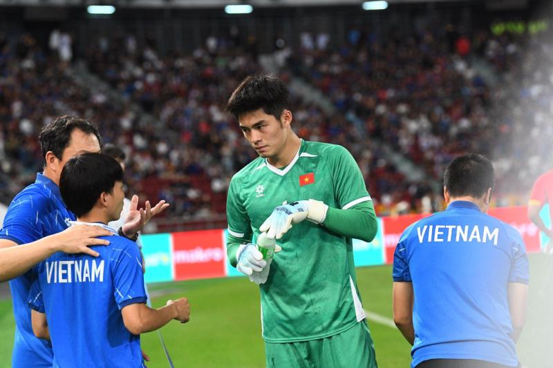 Đáng yêu vô đối: Thủ môn 1m91, visual cực phẩm của U22 Việt Nam hồn nhiên khoe HCV SEA Games 