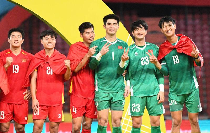Đáng yêu vô đối: Thủ môn 1m91, visual cực phẩm của U22 Việt Nam hồn nhiên khoe HCV SEA Games 