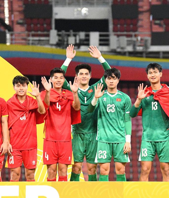 Đáng yêu vô đối: Thủ môn 1m91, visual cực phẩm của U22 Việt Nam hồn nhiên khoe HCV SEA Games 