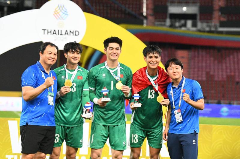 Đáng yêu vô đối: Thủ môn 1m91, visual cực phẩm của U22 Việt Nam hồn nhiên khoe HCV SEA Games 