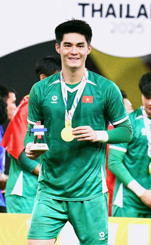 Đáng yêu vô đối: Thủ môn 1m91, visual cực phẩm của U22 Việt Nam hồn nhiên khoe HCV SEA Games 