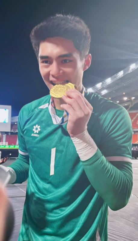 Đáng yêu vô đối: Thủ môn 1m91, visual cực phẩm của U22 Việt Nam hồn nhiên khoe HCV SEA Games 