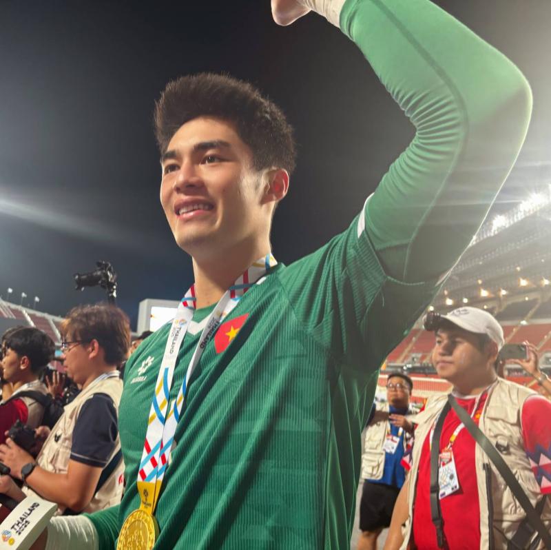 Đáng yêu vô đối: Thủ môn 1m91, visual cực phẩm của U22 Việt Nam hồn nhiên khoe HCV SEA Games 