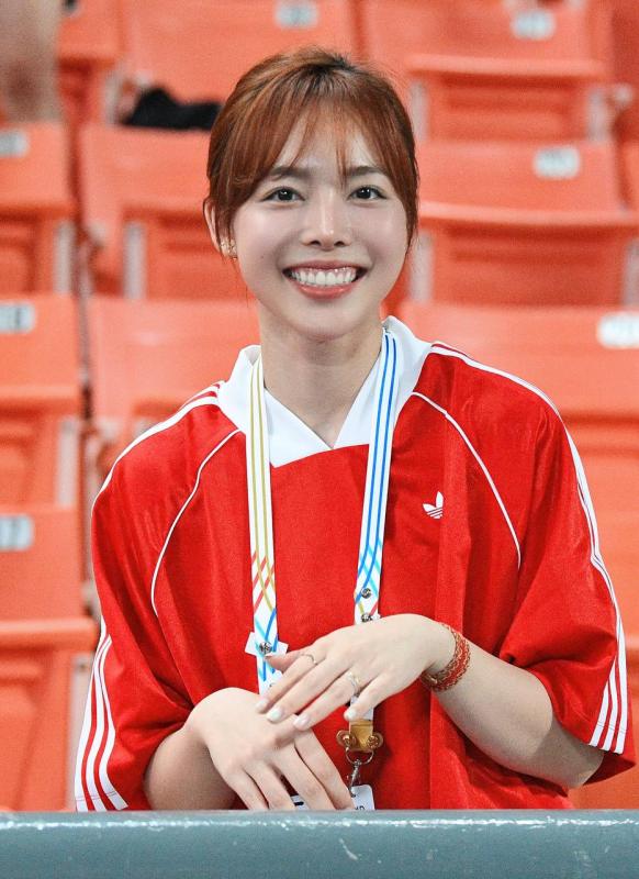 "Sốc visual" nữ xạ thủ đẹp nhất SEA Games khi đến cổ vũ U22 Việt Nam, còn đặc biệt nhắc đến 1 cầu thủ- Ảnh 2.