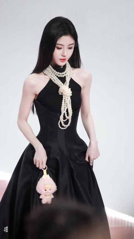 Cam thường lộ vai dị dạng của mỹ nhân 4000 năm có một- Ảnh 2.