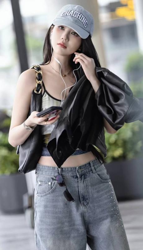 Ngọc Trinh thua Tiểu Vy lẫn chính mình 10 năm trước- Ảnh 1.