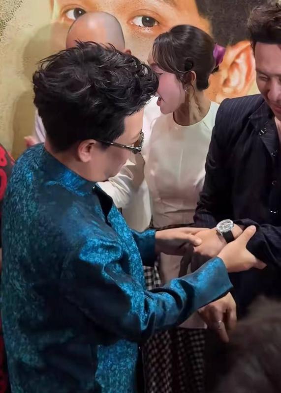 Trường Giang vén áo ngắm 156 viên kim cương trên tay Trấn Thành- Ảnh 2.