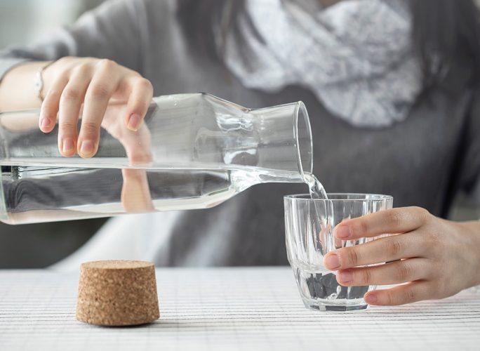 Ngày càng nhiều người suy thận, bác sĩ cảnh báo 8 sai lầm khi uống nước: “Đừng coi nhẹ những thói quen này”- Ảnh 1.