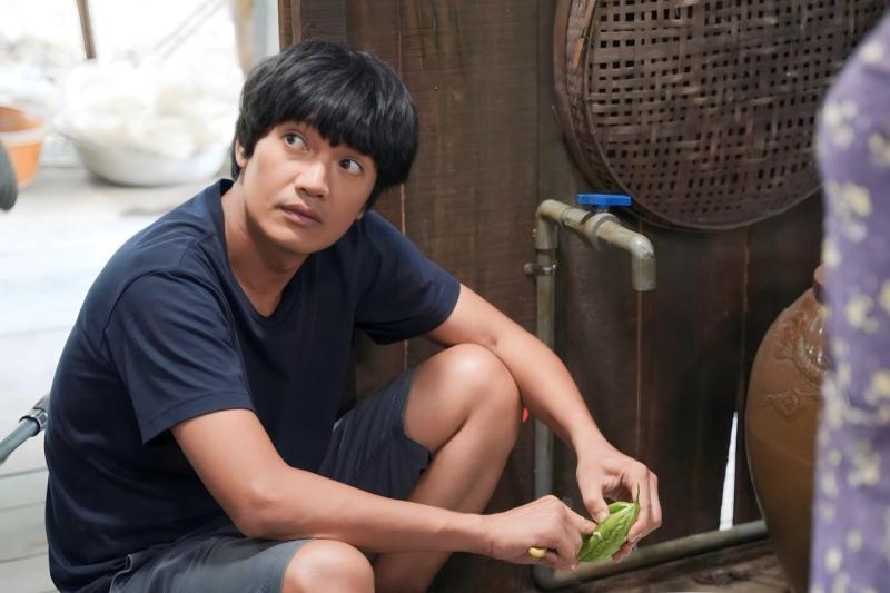 Bị gái xinh ôm trước mặt vợ, ngôi sao đắt show nhất Việt Nam làm một hành động gây bão MXH- Ảnh 4.