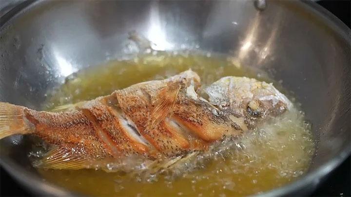 Rán cá đừng chỉ cho mỗi dầu: Thêm 3 thứ này vào chảo, đảm bảo cá vàng giòn đẹp mắt, không lo bắn dầu- Ảnh 4.