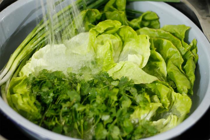 Rửa rau ngâm muối bao lâu là đủ sạch mà không làm nát rau?- Ảnh 1.
