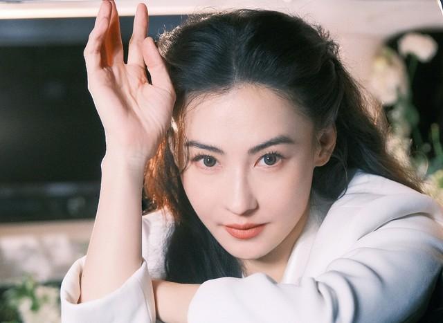 Trương Bá Chi 45 tuổi: Mặc áo thun là không hề giống mẹ 3 con: Bí quyết nằm ở 1 loại hạt giúp da căng bóng, tóc chắc khỏe- Ảnh 6.